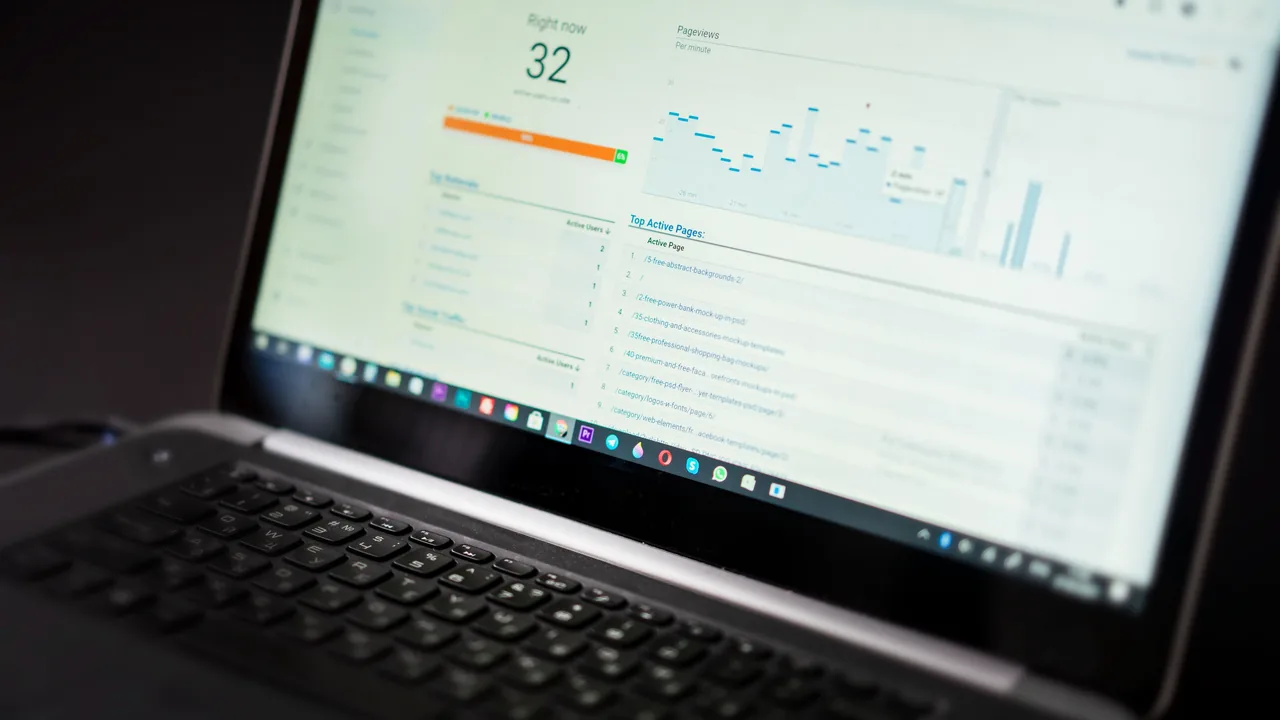 Laptop showing an SEO analytics dashboard for auditing MauvaisAvis.com